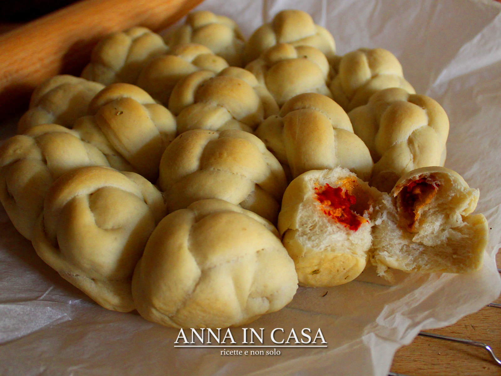 Nodini di torta Danubio al pomodoro e mozzarella