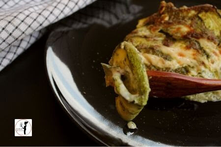 Non è una lasagna, non è una parmigiana ma una teglia golosa di zucchine al pesto e crème fraîche in friggitrice ad aria