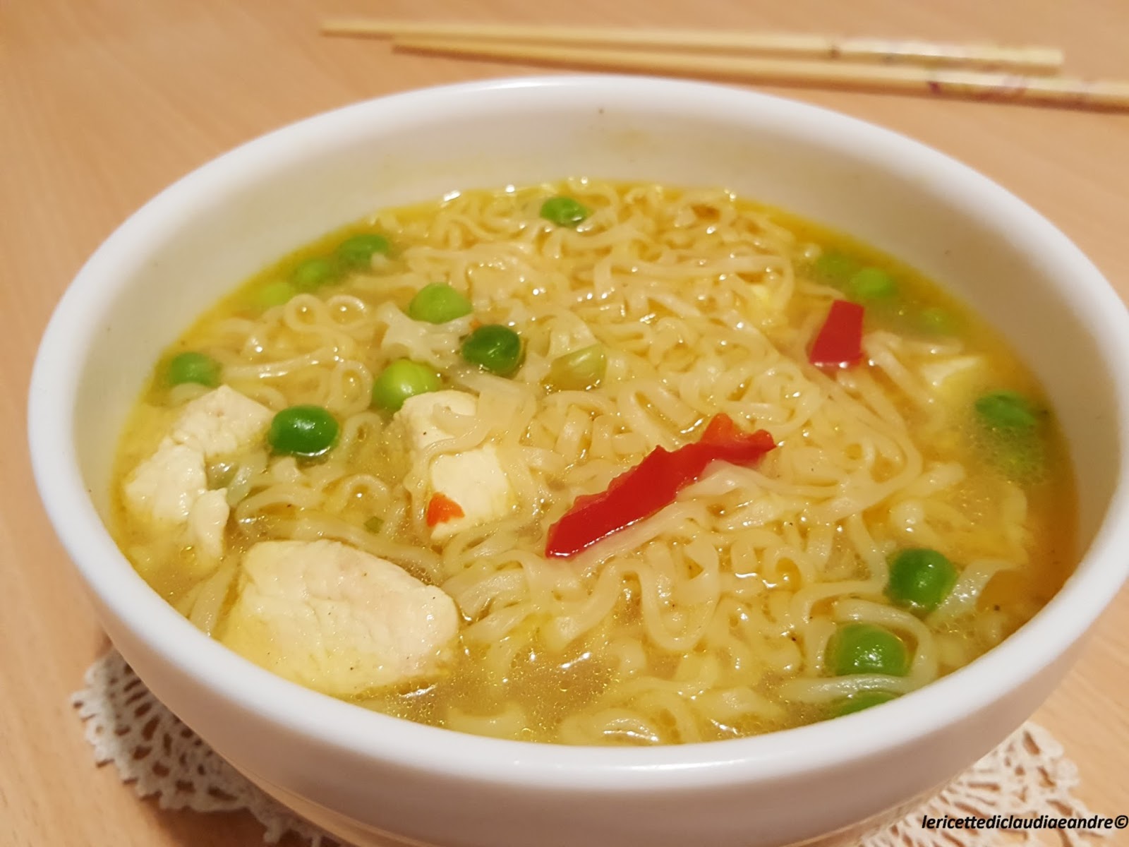 Noodles al curry con pollo e pisellini
