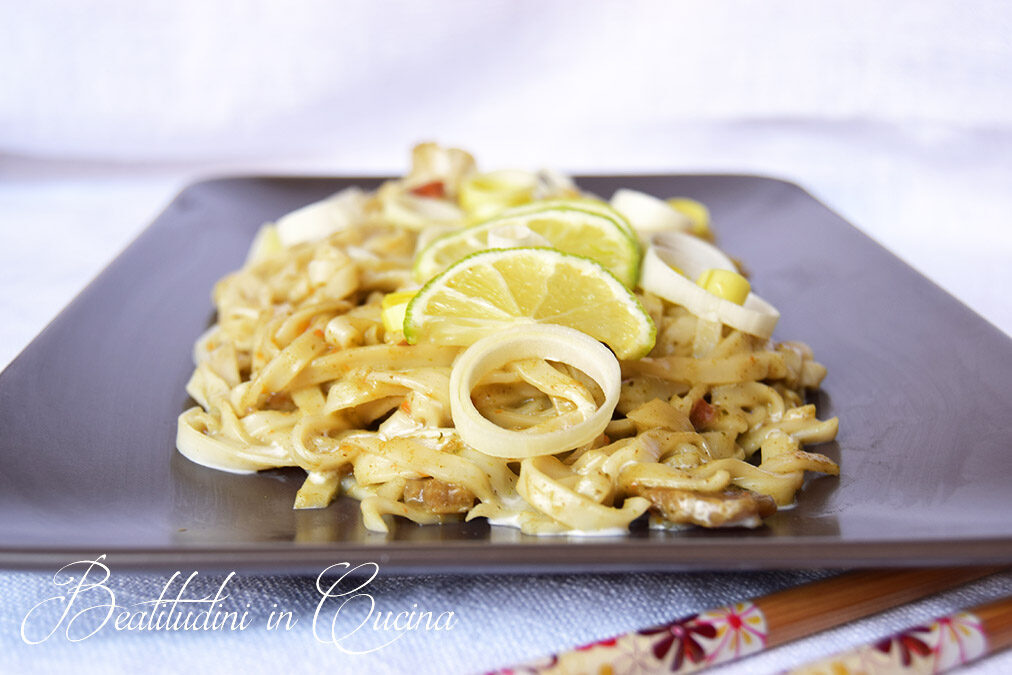 Noodles al curry verde, latte di cocco e lime