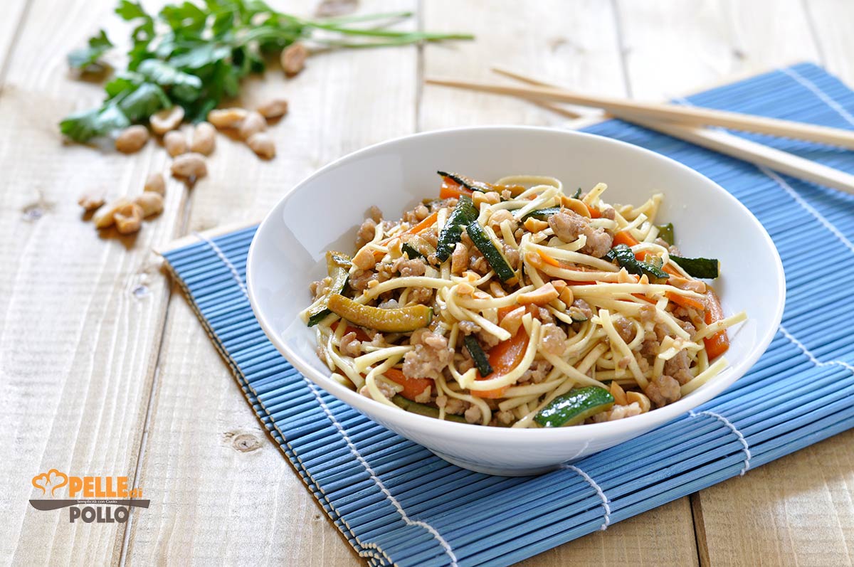 Noodles con carne e verdure saltate in padella