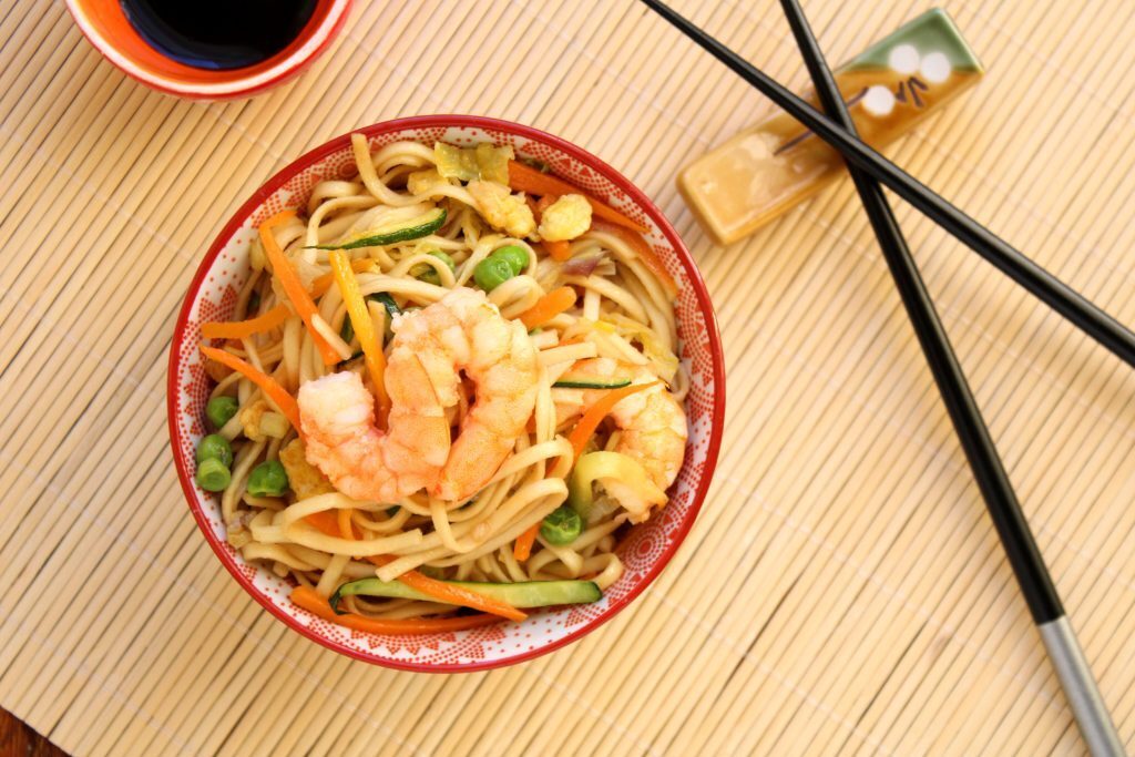 Noodles con gamberi e verdure