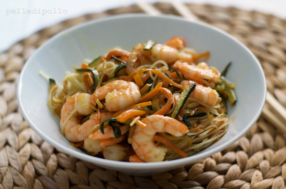 Noodles con gamberi e verdure saltate