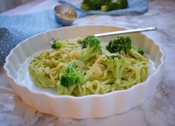 Noodles con pesto ai broccoli