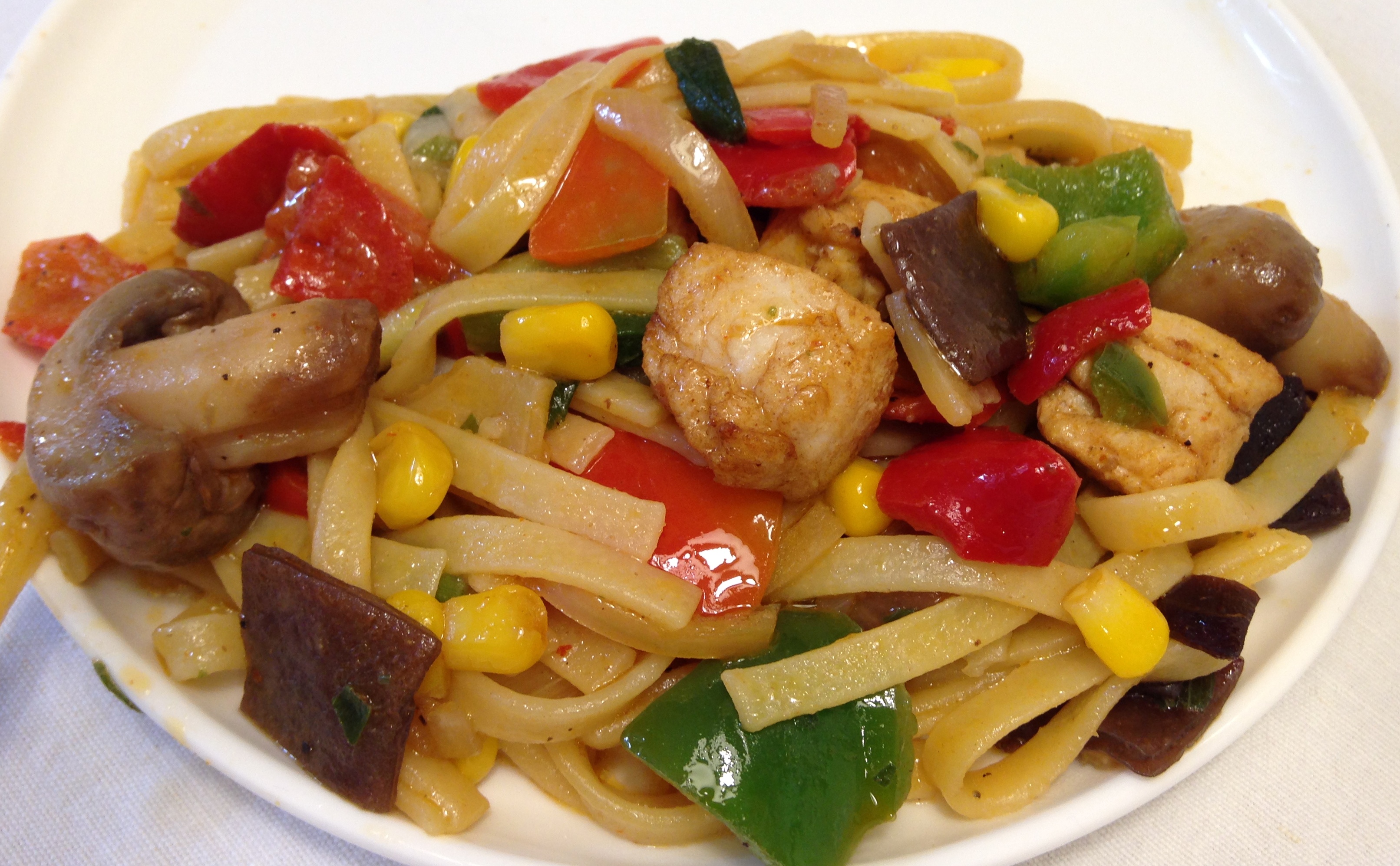 Noodles con pollo e verdure