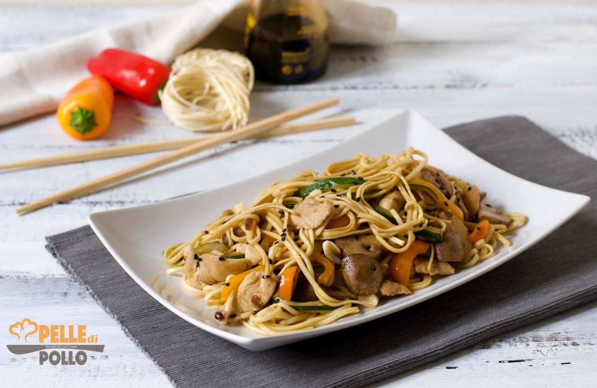 Noodles con pollo e verdure saltate