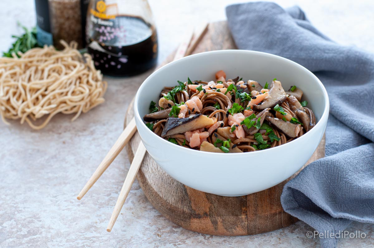 Noodles con salmone affumicato e funghi cardoncelli