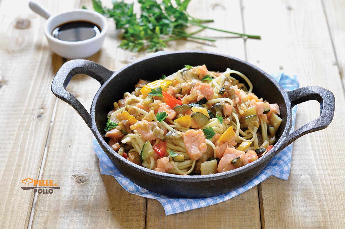 Noodles con salmone e verdure saltate