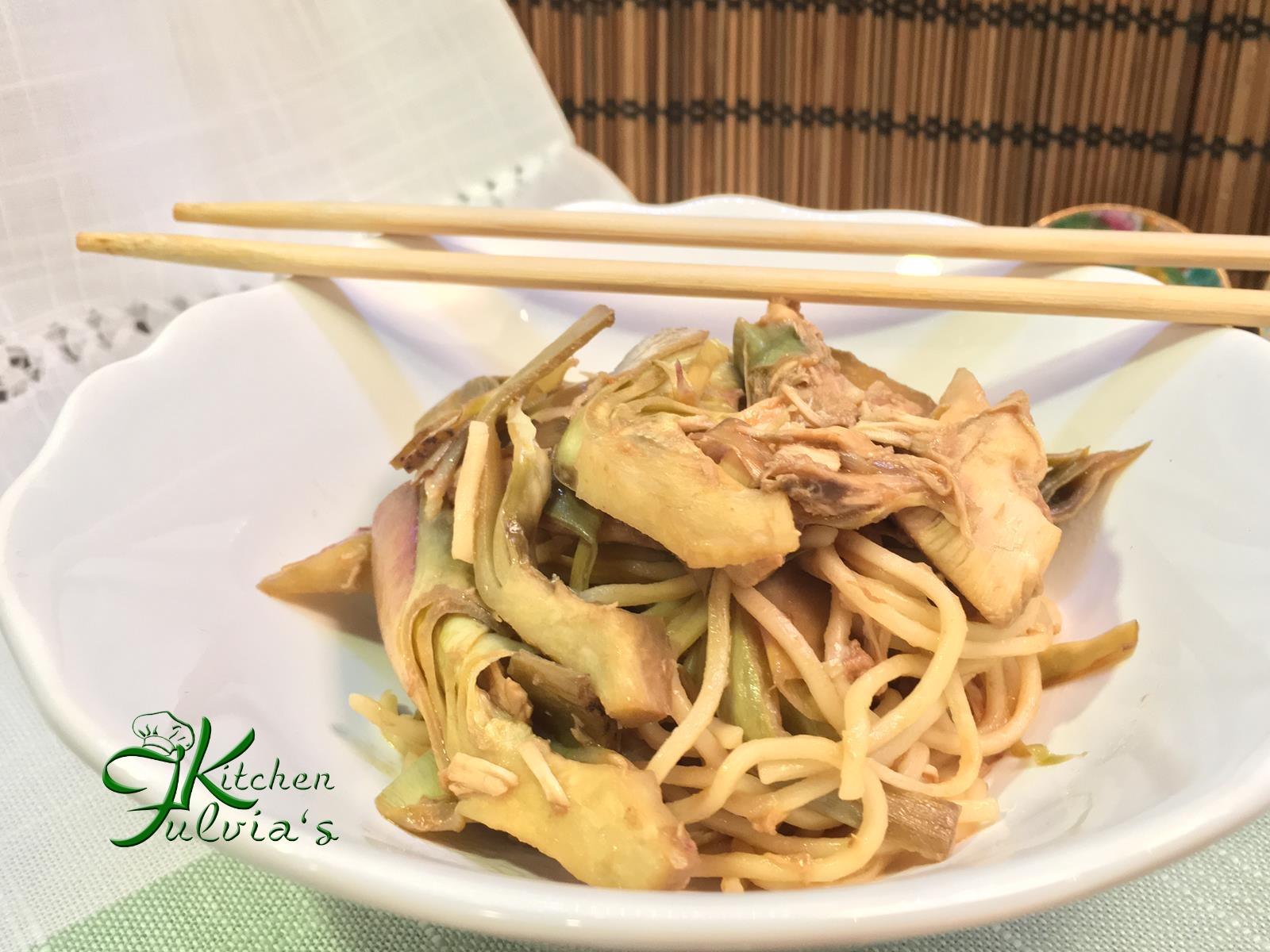 Noodles delicati con carciofi e pollo – videoricetta