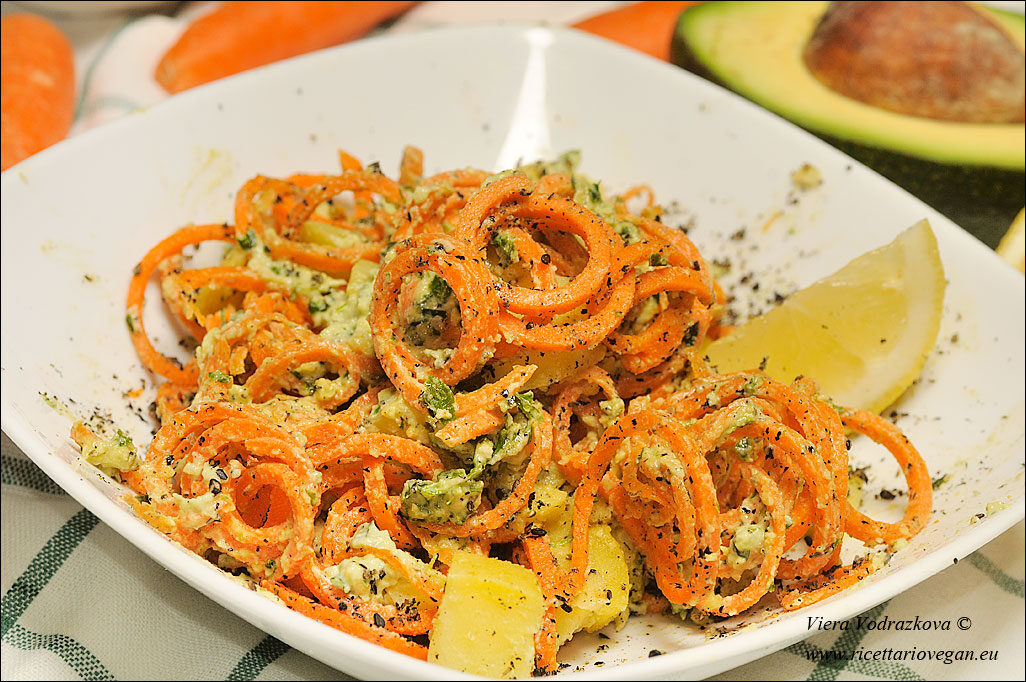 Noodles di carote con la crema di avocado gluten free