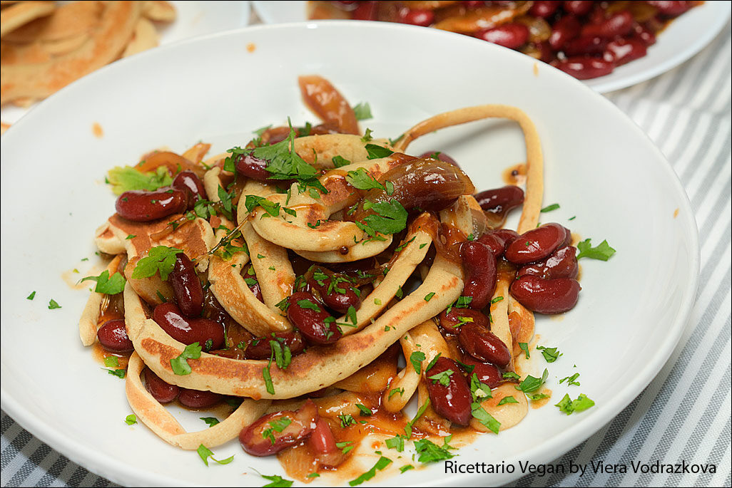 Noodles di pancake con fagioli kidney