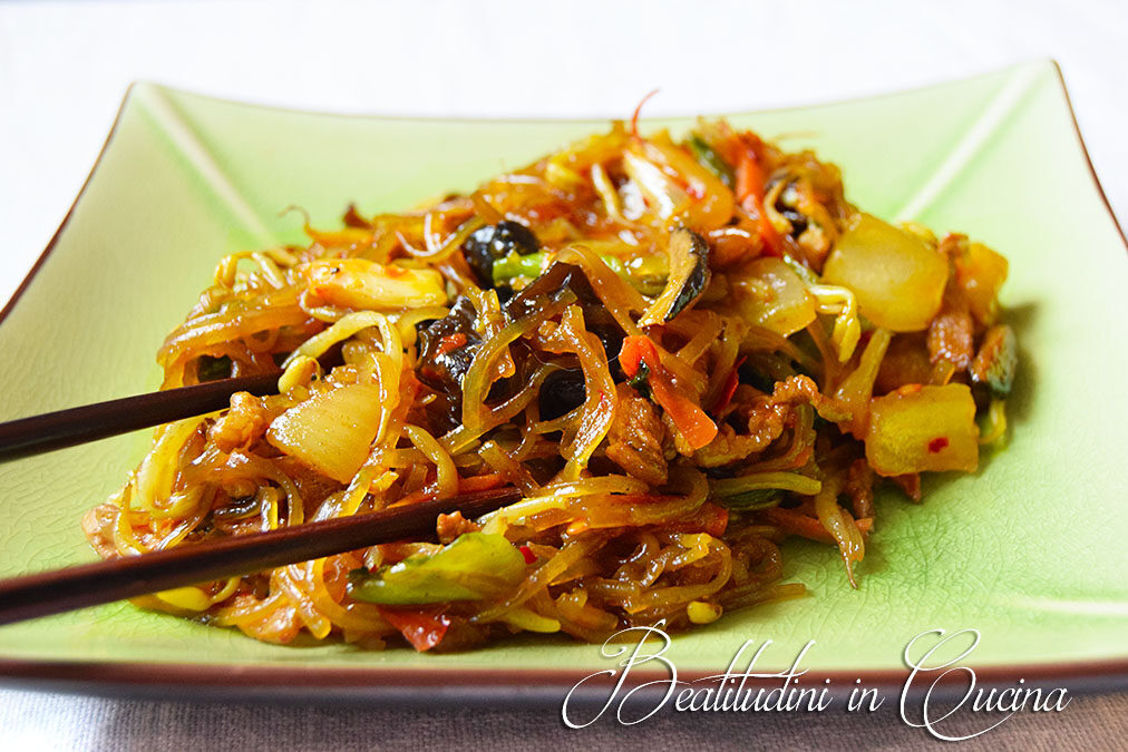 Noodles di patate con verdure e carne