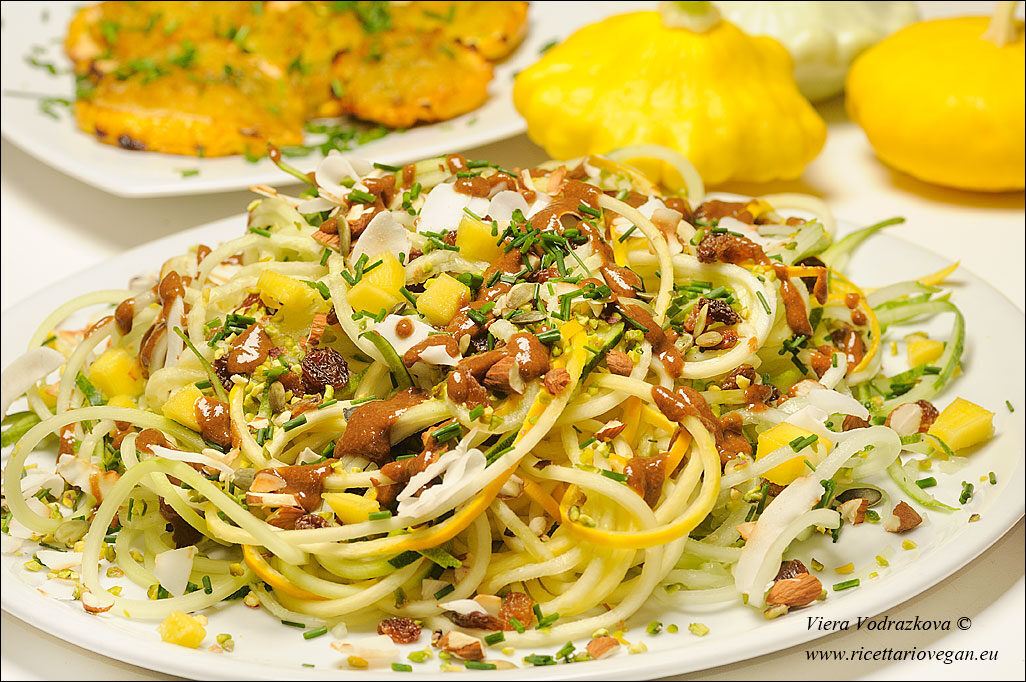 Noodles di zucchine e cetriolo al sapore esotico