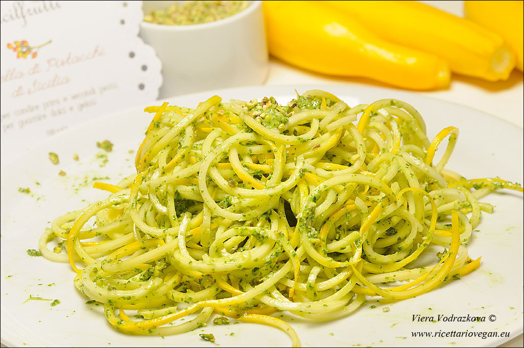 Noodles di zucchine, pesto di rucola e pistacchio