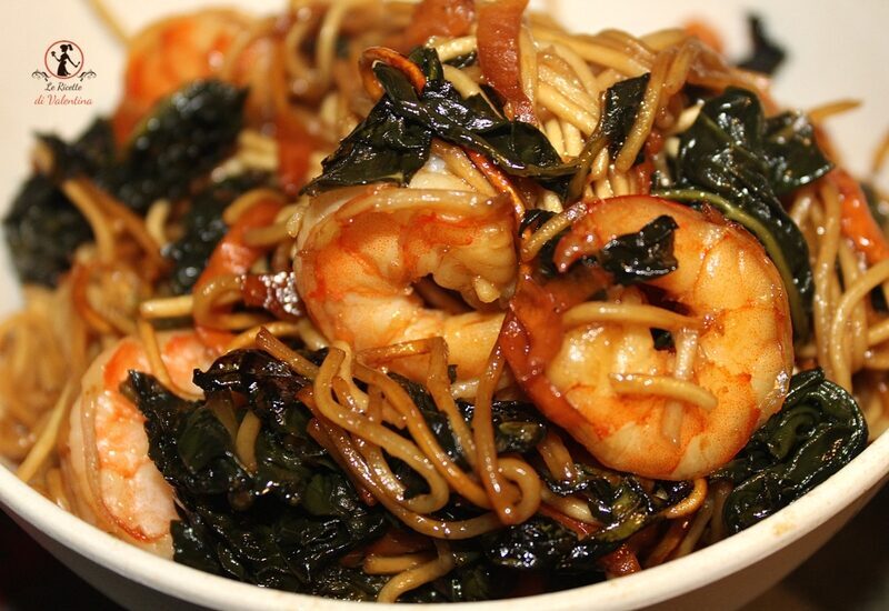 Noodles saltati con mazzancolle e cavolo nero in pentola a pressione elettrica