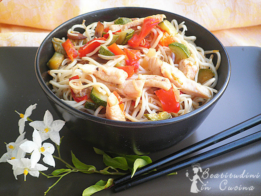 Noodles saltati con pollo e verdure