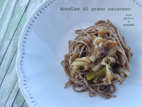 Noodles vegan con porro e sesamo