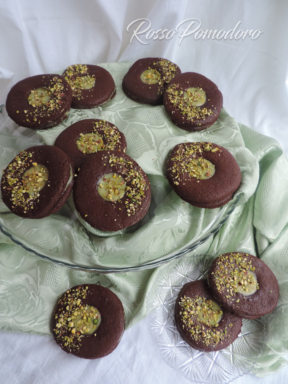 Occhi di bue al cacao con crema al pistacchio