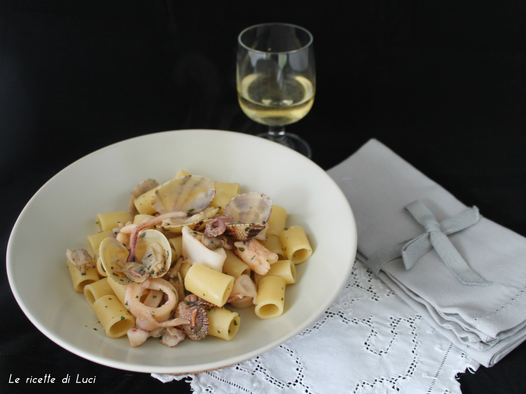 Occhi di lupo con vongole, calamaretti e gamberoni