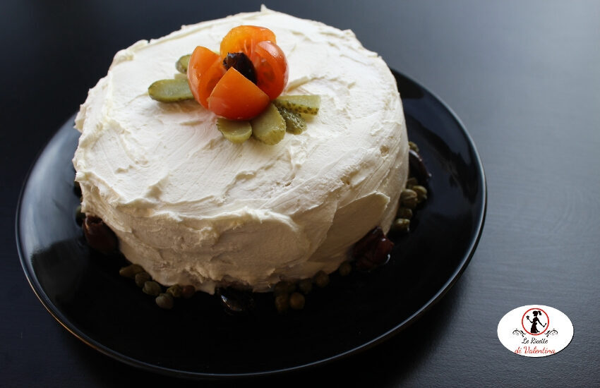 Oggi è il mio compleanno e mi festeggio con una torta di tramezzini