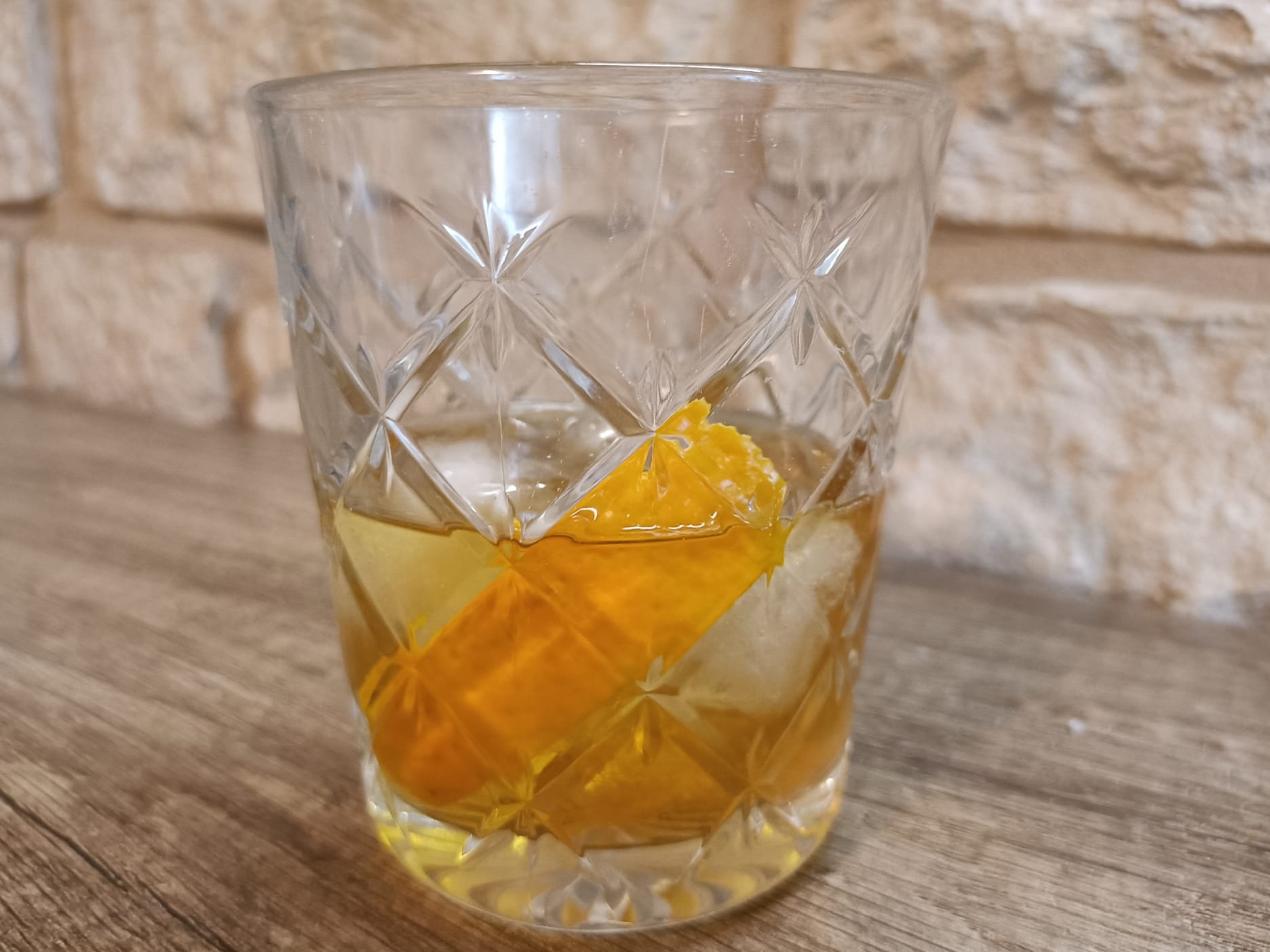 Old fashioned ricetta: ingredienti e preparazione. cocktail fatto in casa
