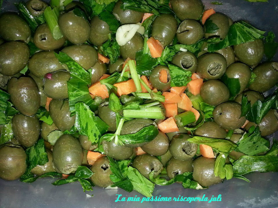 Olive verdi schiacciate, aglio, sedano