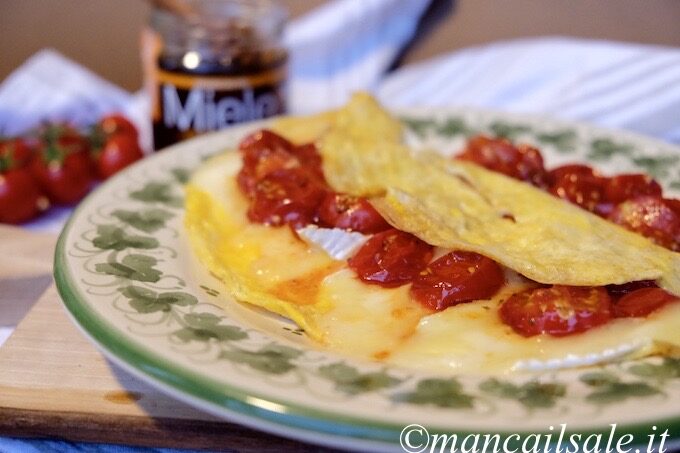 Omelette con pomodorini caramellati al miele e brie