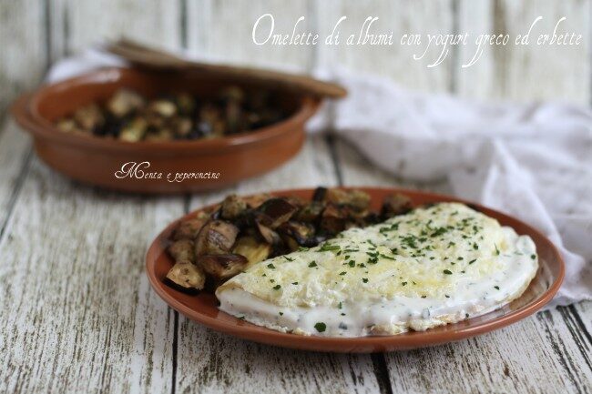 Omelette di albumi con yogurt greco ed erbette