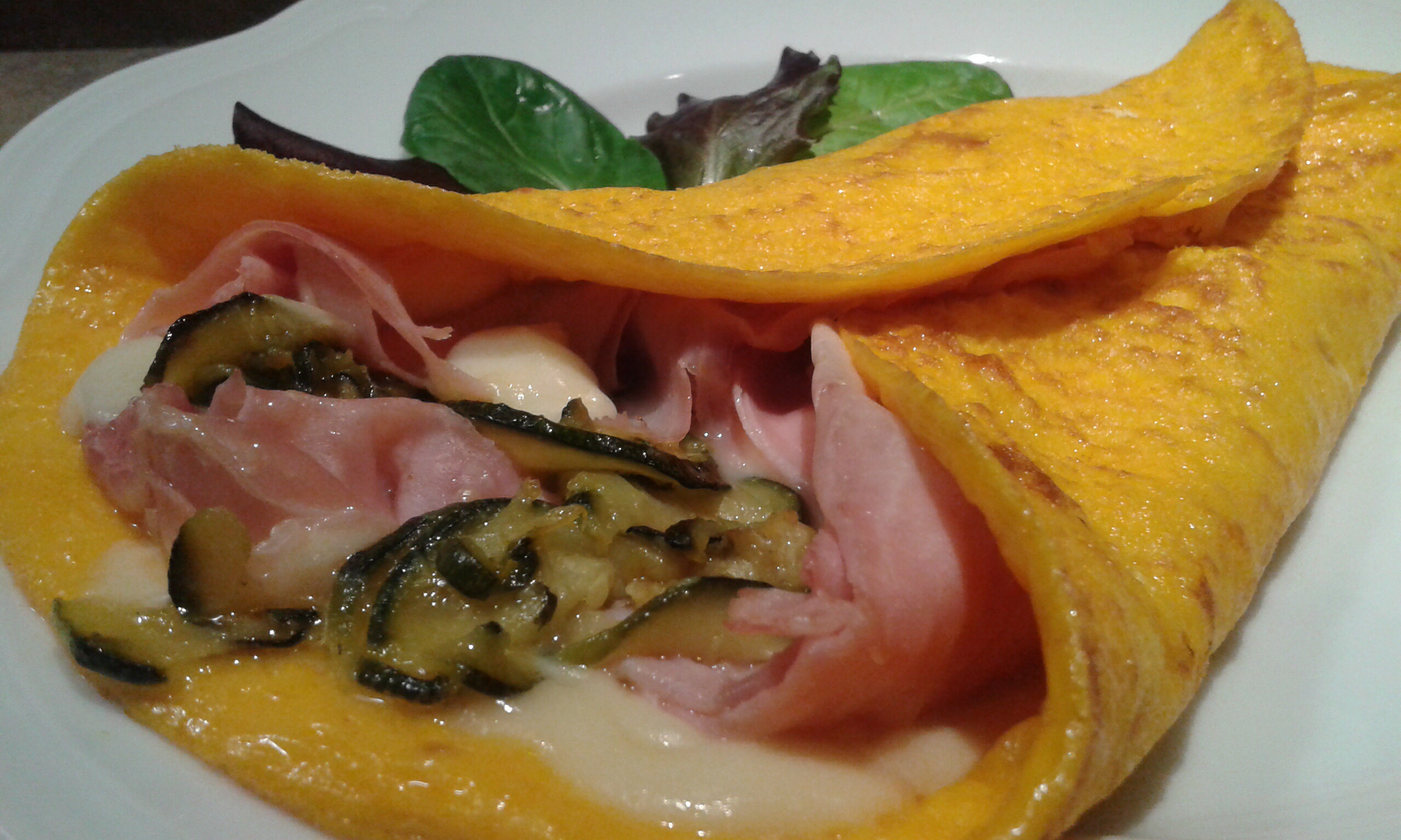 Omelette prosciutto cotto, mozzarella e zucchinette