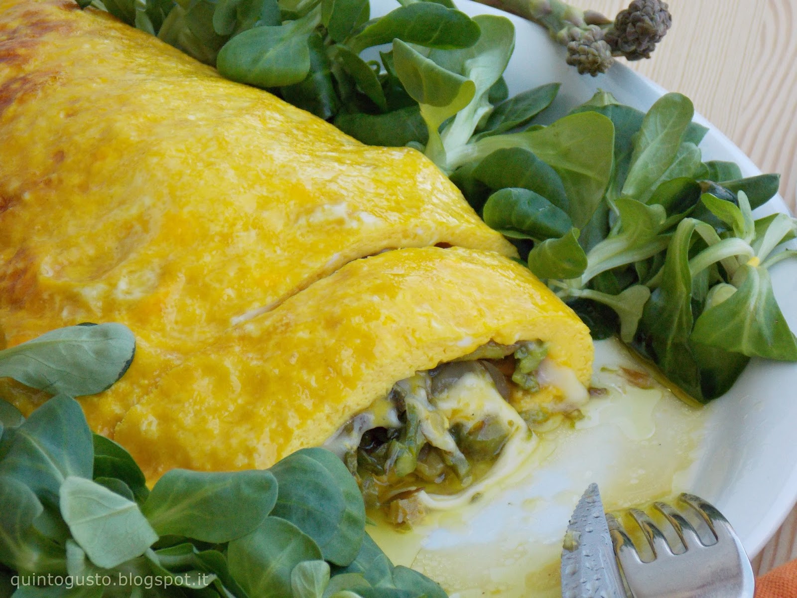 Omelette ripiena di formaggio e asparagi