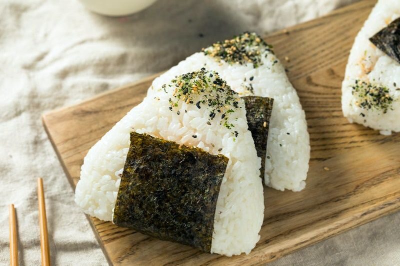 Onigiri: tre ricette facili per farli a casa con tonno, salmone e granchio