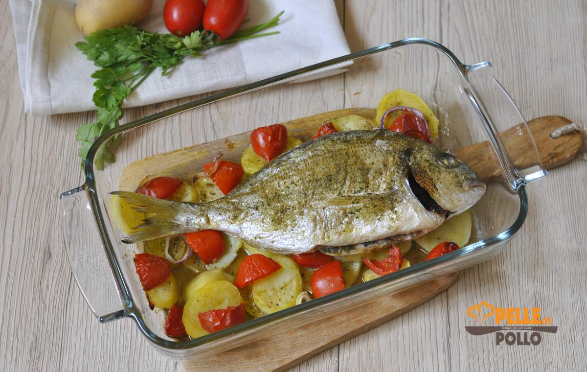 Orata al forno con patate e pomodorini