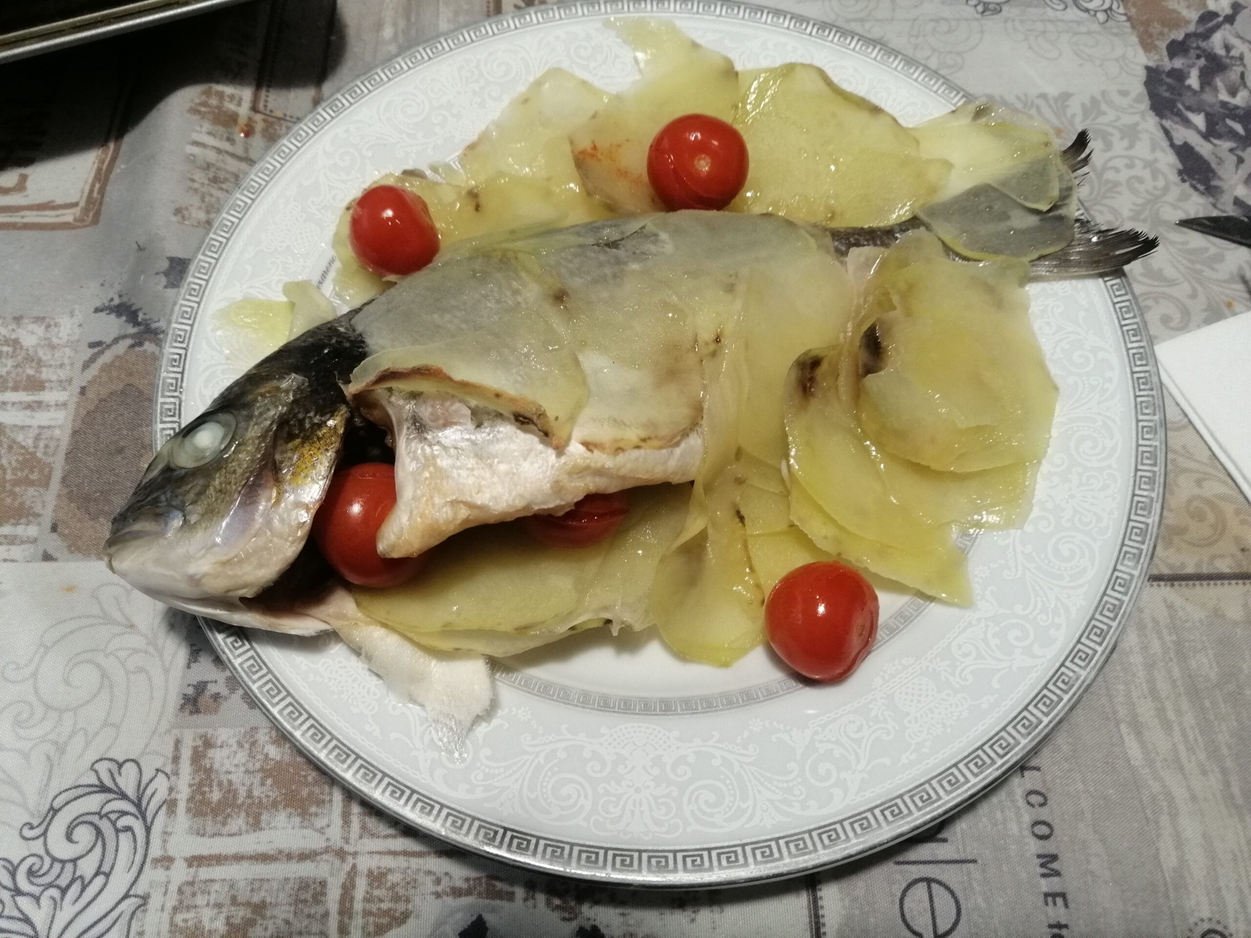 Orata al forno con patate e pomodorini