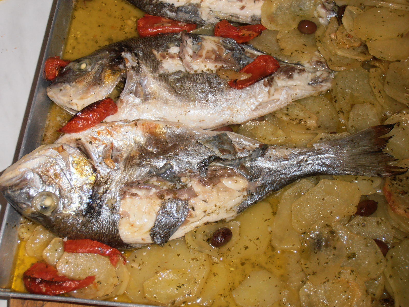 Orata al forno,con patate olive e pomodorini.