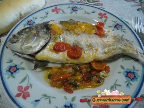 Orata in padella con datterini e cipollotto fresco