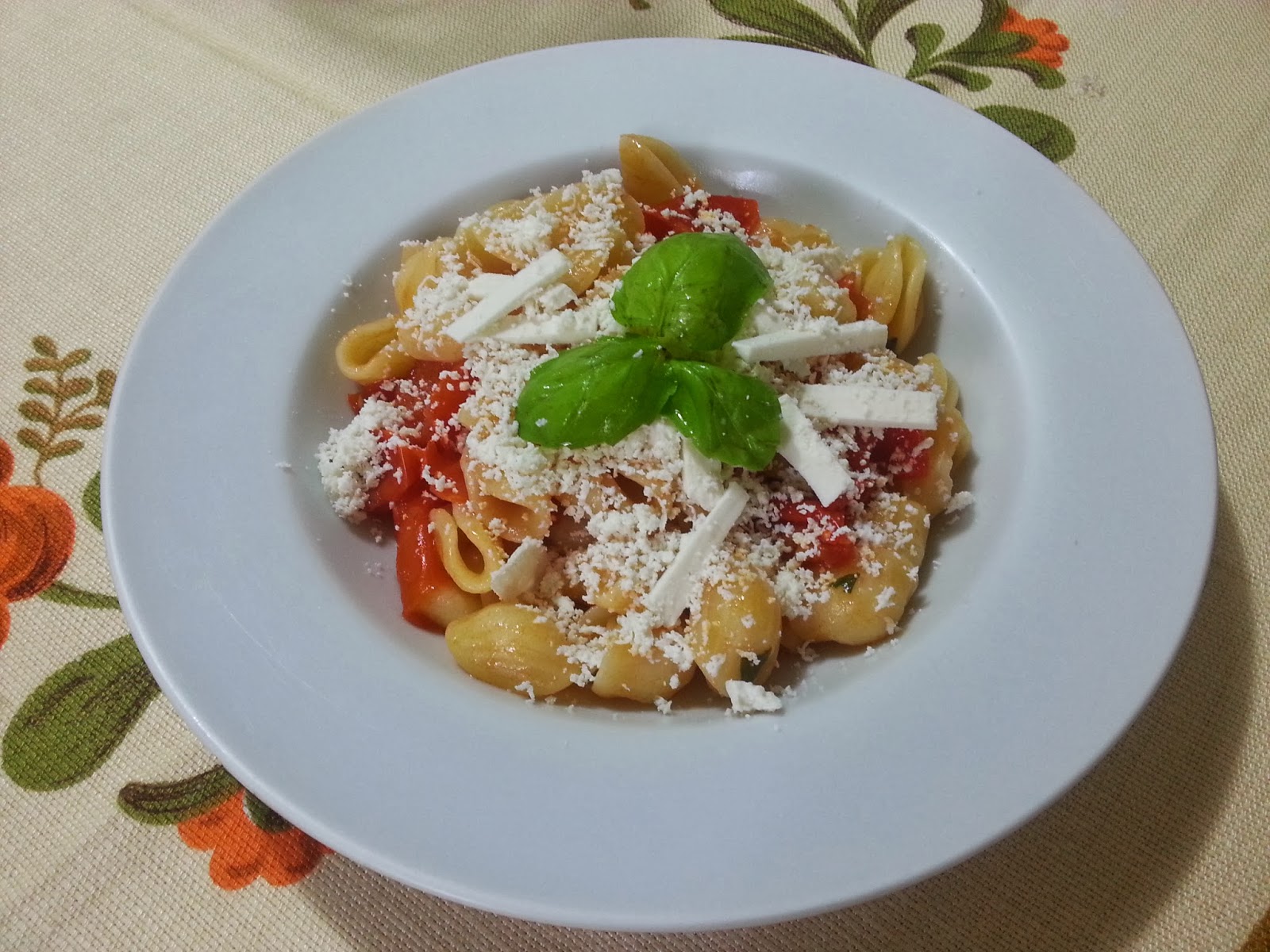 Orecchiette baresi homemade con pomodoro fresco, basilico e cacioricotta