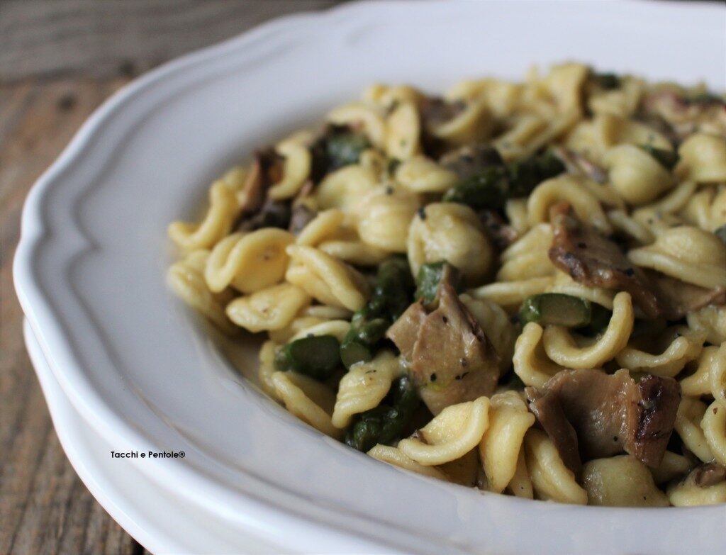 Orecchiette con asparagi verdi e porcini