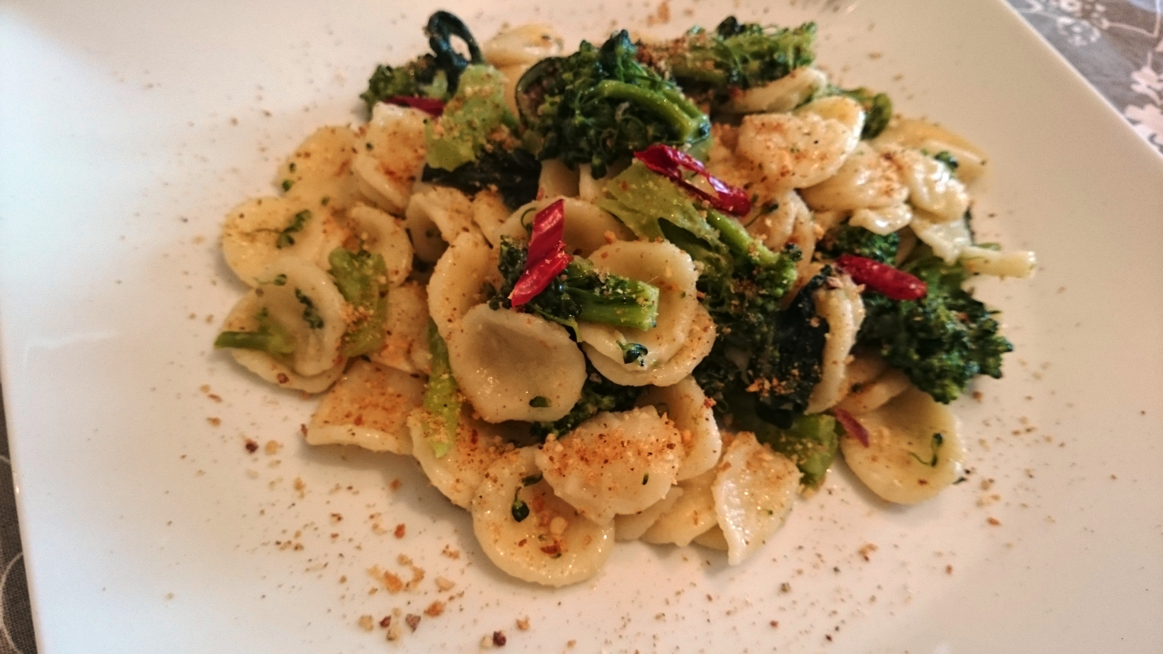 Orecchiette con broccoletti e pane tostato