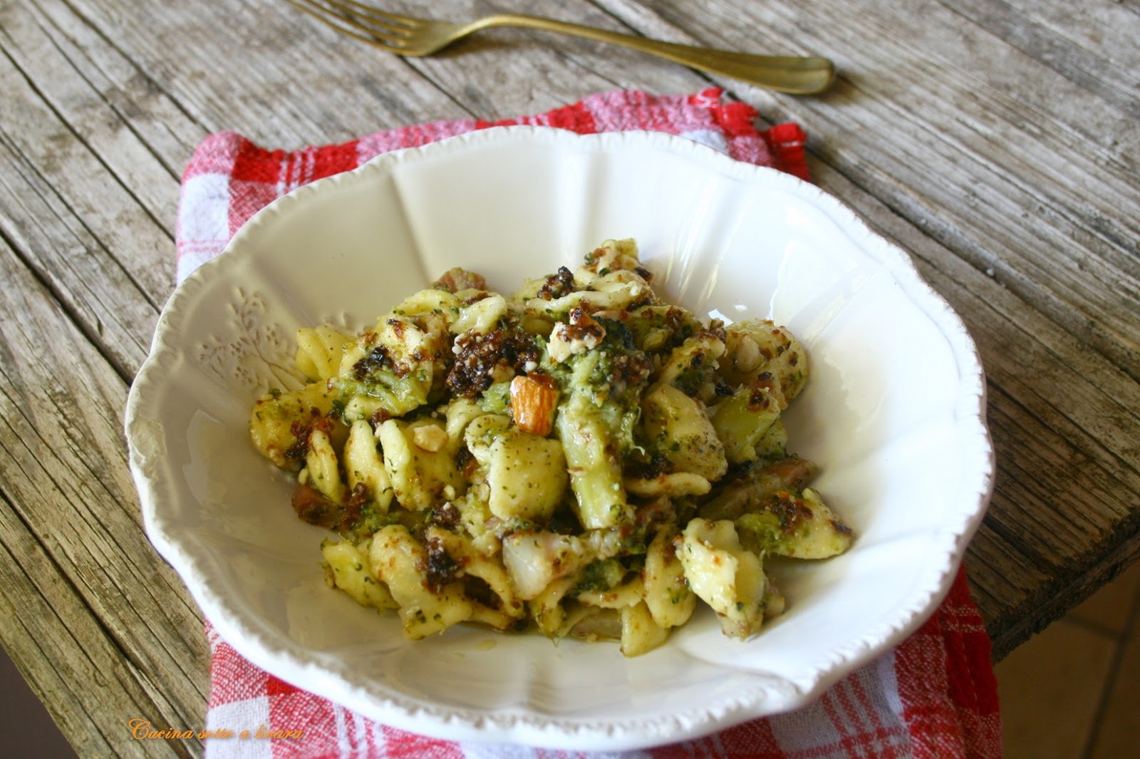 Orecchiette con broccoli e trito di pomodori secchi