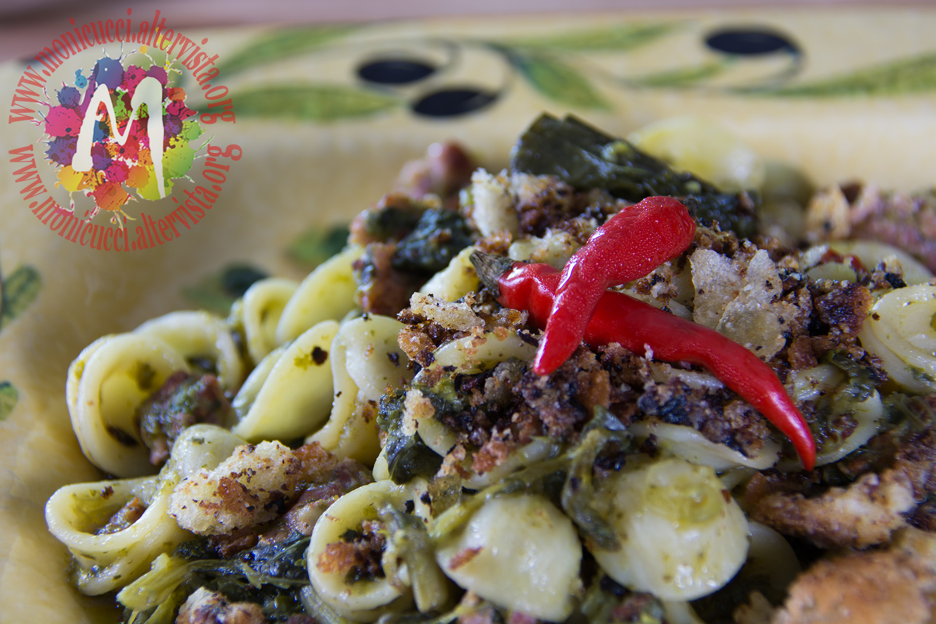 Orecchiette con cime di rapa, salsiccia e pane croccante
