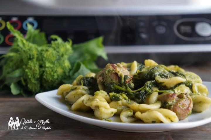 Orecchiette con cime di rape e salsiccia