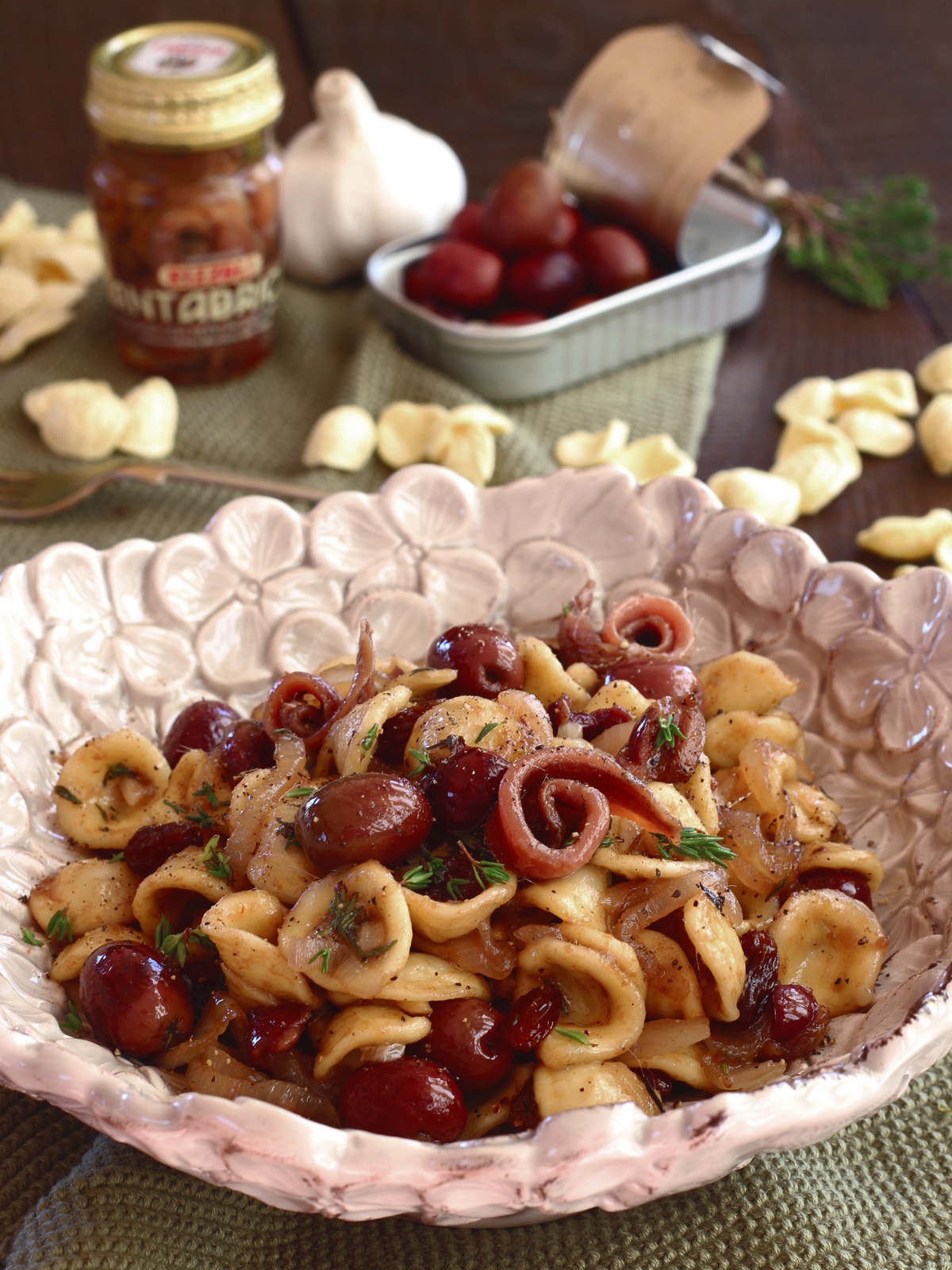 Orecchiette con cipolle caramellate, acciughe e olive