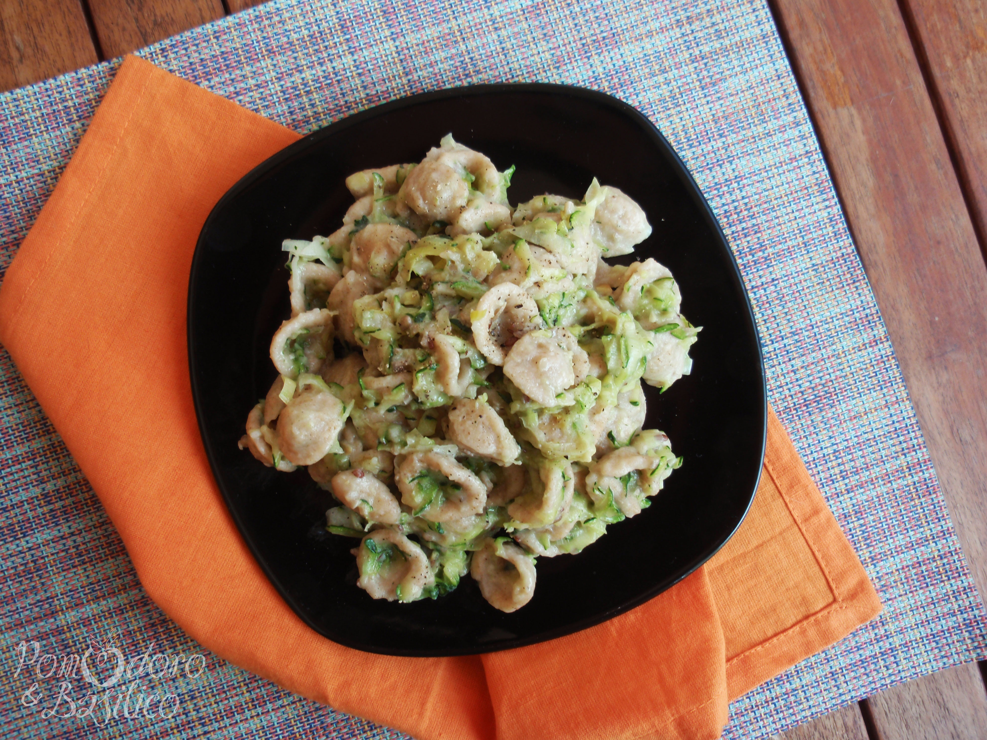 Orecchiette con crema di riso, porri e zucchine