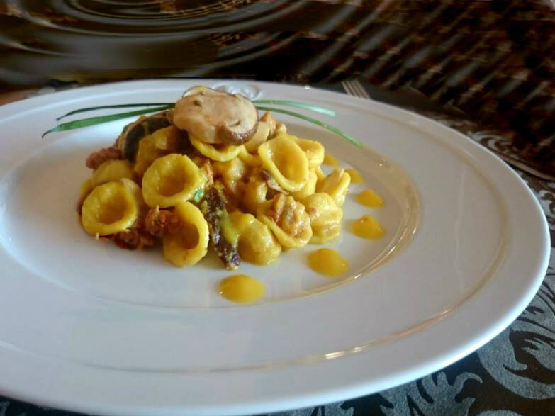 Orecchiette con crema di zucca porcini e salsiccia piccante