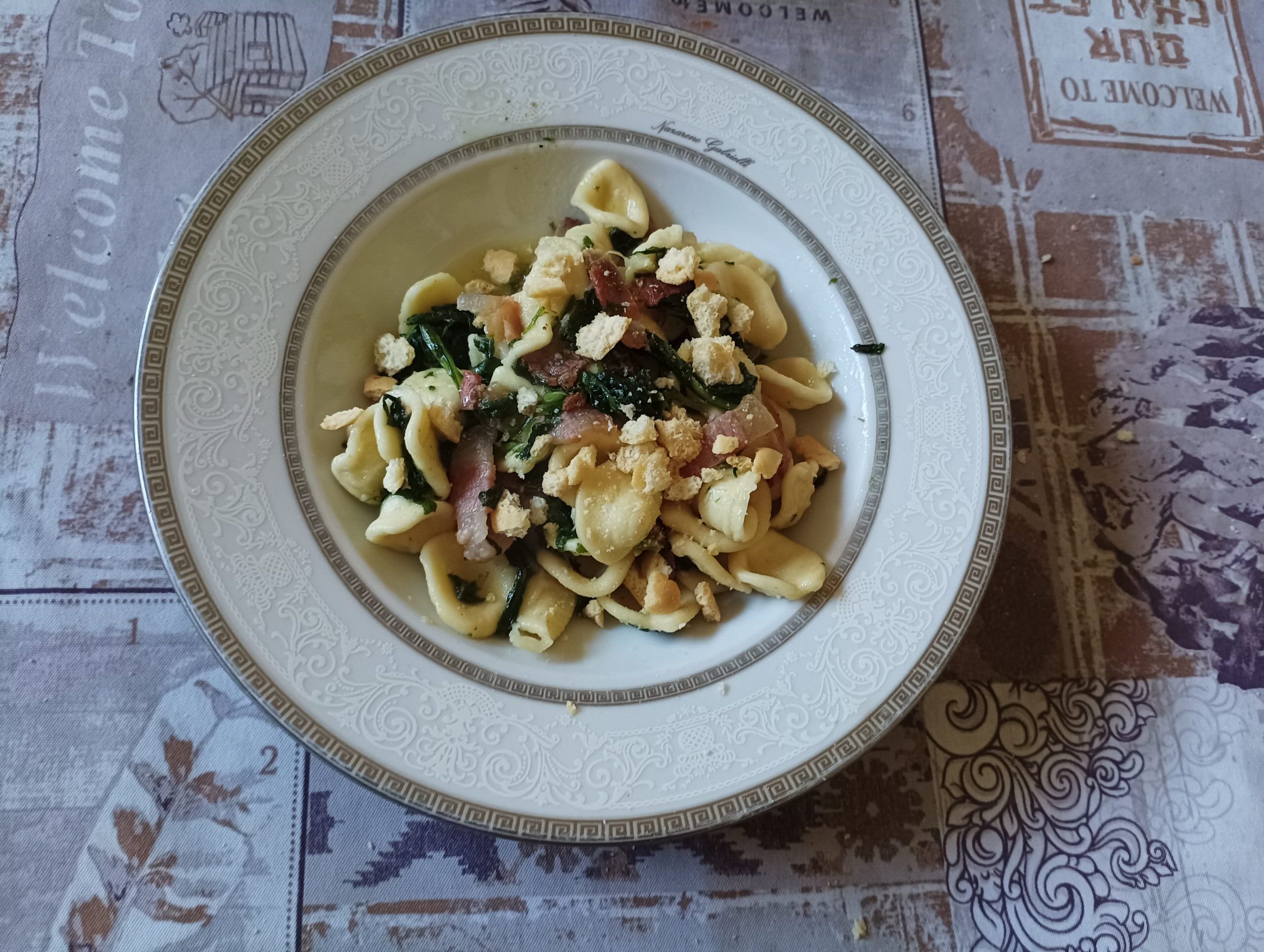 Orecchiette con erbette di campo e guanciale