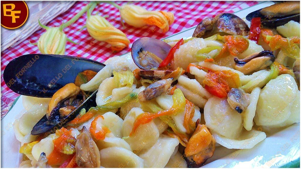 Orecchiette con frutti di mare e fiori di zucca