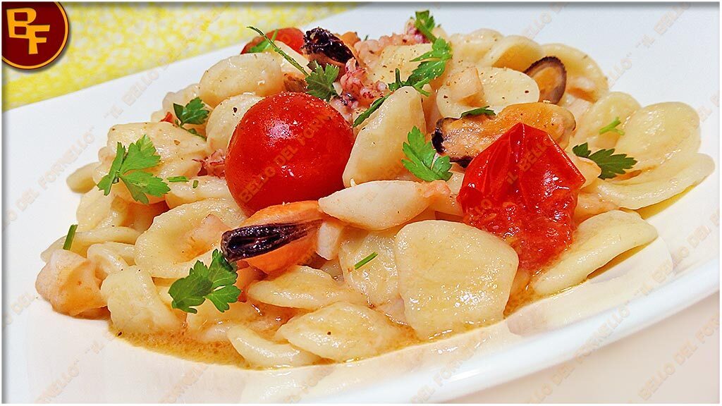 Orecchiette con frutti di mare e pomodorini