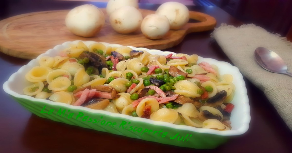 Orecchiette con funghi piselli e spek