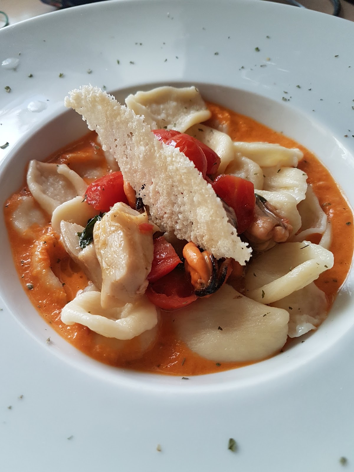 Orecchiette con funghi porcini, cozze, pomodorini datterini in due consistenze e cialda di parmigiano reggiano millesimato 30 mesi