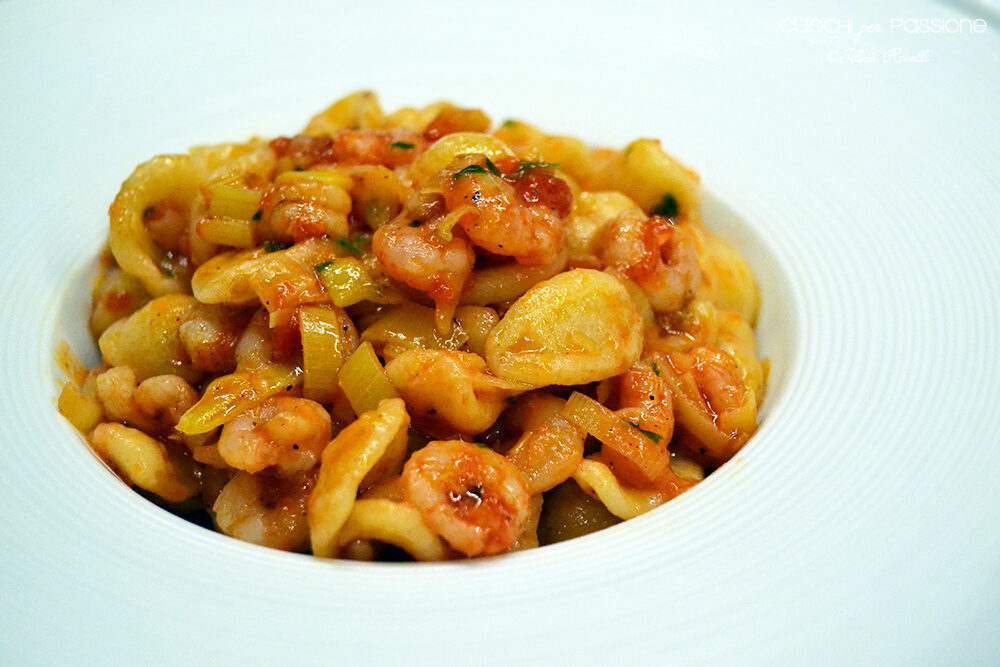 Orecchiette con gamberetti, porri e corbarino